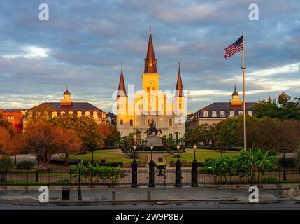 I raggi del sole nascente colpirono la facciata della cattedrale di St Louis, re di Francia con la statua di Andrew Jackson a New Orleans in Louisiana Foto Stock