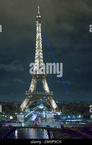 Parigi, Francia - Torre Eiffel illuminata di notte e riflessa nel lago di fronte al famoso punto di riferimento Foto Stock