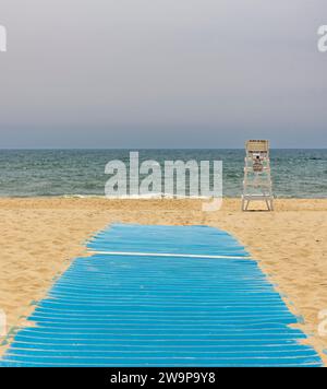 tappetino blu che conduce ad una spiaggia sull'oceano ad amagansett Foto Stock