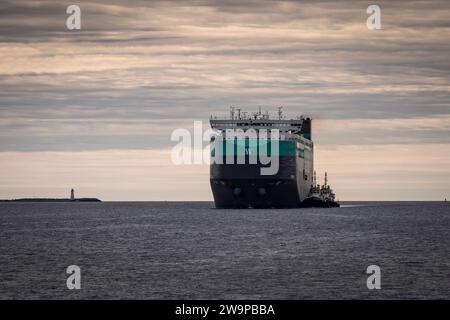 Wallenius Wilhelmsen roll-on - roll-off veicolo che trasporta la nave da carico Theben in arrivo ad Halifax, nuova Scozia, Canada. Foto Stock