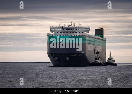 Wallenius Wilhelmsen roll-on - roll-off veicolo che trasporta la nave da carico Theben in arrivo ad Halifax, nuova Scozia, Canada. Foto Stock