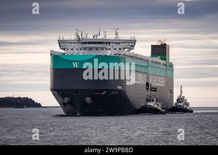 Wallenius Wilhelmsen roll-on - roll-off veicolo che trasporta la nave da carico Theben in arrivo ad Halifax, nuova Scozia, Canada. Foto Stock