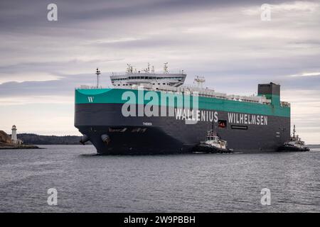 Wallenius Wilhelmsen roll-on - roll-off veicolo che trasporta la nave da carico Theben in arrivo ad Halifax, nuova Scozia, Canada. Foto Stock