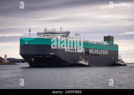 Wallenius Wilhelmsen roll-on - roll-off veicolo che trasporta la nave da carico Theben in arrivo ad Halifax, nuova Scozia, Canada. Foto Stock