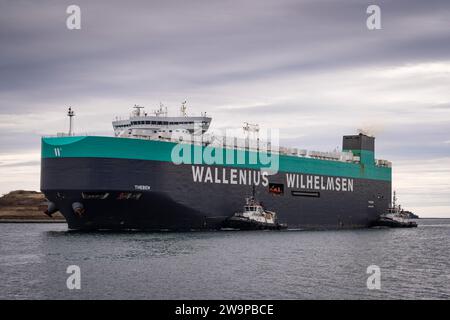 Wallenius Wilhelmsen roll-on - roll-off veicolo che trasporta la nave da carico Theben in arrivo ad Halifax, nuova Scozia, Canada. Foto Stock