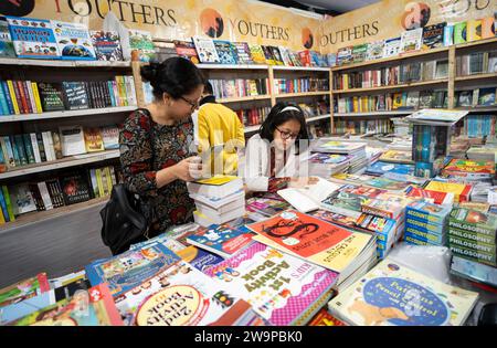 29 dicembre 2023: I lettori di libri navigano in una bancarella durante la fiera del libro di Assam, a Guwahati, Assam, India, il 29 dicembre 2023. (Immagine di credito: © David Talukdar/ZUMA Press Wire) SOLO USO EDITORIALE! Non per USO commerciale! Crediti: ZUMA Press, Inc./Alamy Live News Foto Stock