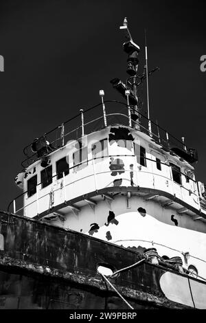Rimorchiatore abbandonato in un'ex operazione di demolizione della nave sulla costa orientale della nuova Scozia, Canada. Foto Stock