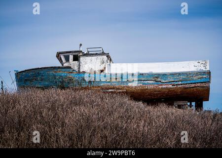 Un peschereccio in legno abbandonato che desta lentamente sulla costa orientale della nuova Scozia, Canada. Foto Stock