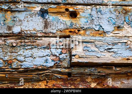 Un peschereccio in legno abbandonato che desta lentamente sulla costa orientale della nuova Scozia, Canada. Foto Stock