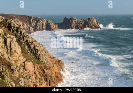 Mari mossi che si infrangono sulla spiaggia di Pedn Vounder e Logan Rock, Cornovaglia, Regno Unito, mentre Storm Gerrit passa per Natale 2023 Foto Stock