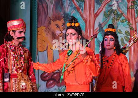 Dialogo tra RAM, Lakshman e Sita durante la messa in scena di Ramlila. Foto Stock