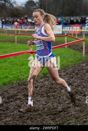 Niamh Bridson-Hubbard di Great Britain & NI gareggia nella gara femminile senior allo SPAR European Cross Country Championships, Laeken Park di Brus Foto Stock