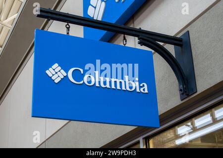 EAGAN, Minnesota, USA - 26 DICEMBRE 2023: Esterno del negozio Columbia Sportswear Company e logo del marchio. Foto Stock