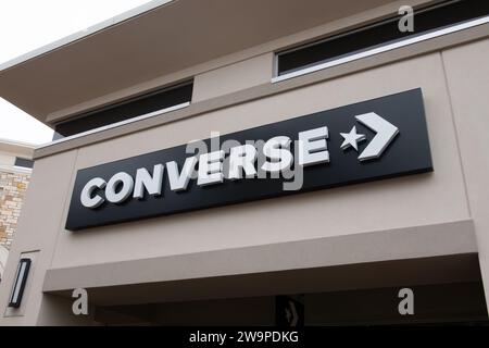 EAGAN, Minnesota, USA - 26 DICEMBRE 2023: Esterno del negozio Converse e logo del marchio. Foto Stock