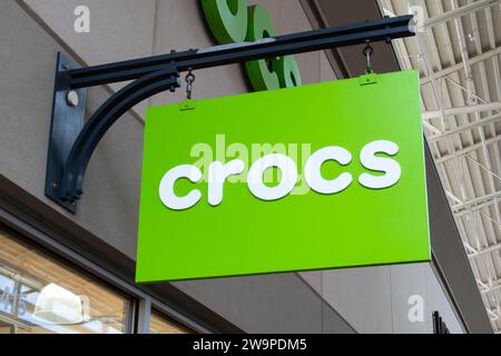 EAGAN, Minnesota, USA - 26 DICEMBRE 2023: Esterno del Crocs Store e logo del marchio. Foto Stock