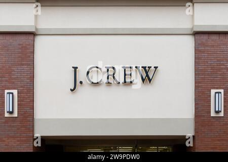 EAGAN, Minnesota, USA - 26 DICEMBRE 2023: Esterno del negozio J. Crew e logo del marchio. Foto Stock