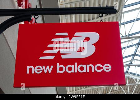 EAGAN, Minnesota, USA - 26 DICEMBRE 2023: Esterno del negozio New Balance e logo del marchio. Foto Stock