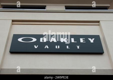 EAGAN, Minnesota, USA - 26 DICEMBRE 2023: Esterno del negozio Oakley Vault e logo del marchio. Foto Stock