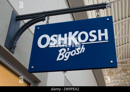 EAGAN, Minnesota, USA - 26 DICEMBRE 2023: Esterno del negozio Oshkosh B'gosh e logo del marchio. Foto Stock