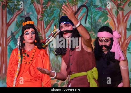 Dialogo tra RAM, Lakshman e Sita durante la messa in scena di Ramlila. Foto Stock