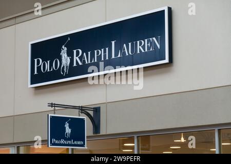 EAGAN, Minnesota, USA - 26 DICEMBRE 2023: Esterno del negozio Polo Ralph Lauren e logo del marchio. Foto Stock