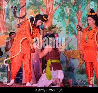 Dialogo tra RAM, Lakshman e Sita durante la messa in scena di Ramlila. Foto Stock