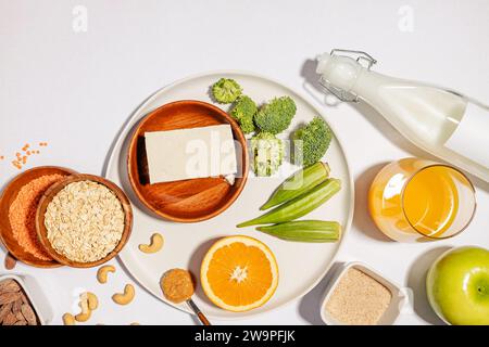 Portafoglio prodotti dietetici, vista dall'alto. Alimenti per abbassare il colesterolo, proteine vegetali, verdure e noci Foto Stock