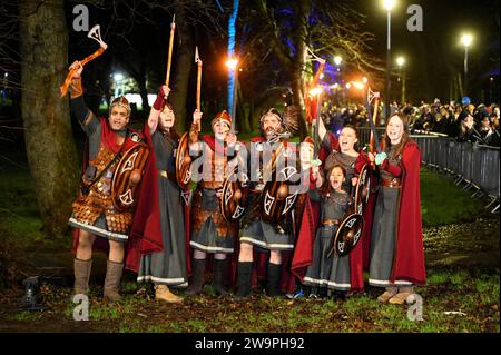 Edimburgo, Scozia, Regno Unito. 29 dicembre 2023. I quattro giorni di celebrazioni di Hogmanay iniziano con i Vichinghi della South Mainland delle Shetland fino alla Helly aA’ Jarl Squad che conduce la Processione Hogmanay Torchlight di 20.000 persone attraverso lo storico centro storico della capitale. Visto qui nei prati poco prima della marcia mentre la gente si riunisce prima dell'inizio della processione alle 19:30. Crediti: Craig Brown/Alamy Live News Foto Stock