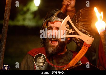 Edimburgo, Scozia, Regno Unito. 29 dicembre 2023. I quattro giorni di celebrazioni di Hogmanay iniziano con i Vichinghi della South Mainland delle Shetland fino alla Helly aA’ Jarl Squad che conduce la Processione Hogmanay Torchlight di 20.000 persone attraverso lo storico centro storico della capitale. Visto qui nei prati poco prima della marcia mentre la gente si riunisce prima dell'inizio della processione alle 19:30. Crediti: Craig Brown/Alamy Live News Foto Stock