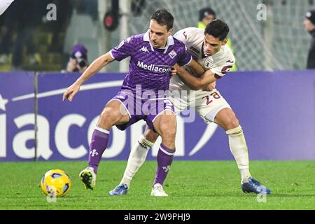 Firenze, Italia. 29 dicembre 2023. Giacomo Bonaventura della Fiorentina combatte per il pallone contro il Torino Samuele Ricci durante ACF Fiorentina vs Torino FC, partita di calcio di serie A A Firenze, Italia, dicembre 29 2023 credito: Independent Photo Agency/Alamy Live News Foto Stock