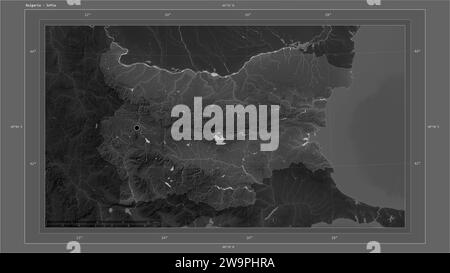 La Bulgaria è evidenziata su una mappa di elevazione in scala di grigi con mappa di laghi e fiumi con la capitale del paese, griglia cartografica, scala di distanza e ma Foto Stock