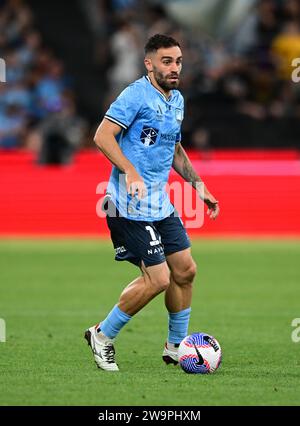 Sydney, Australia. 29 dicembre 2023. Anthony Richard Cáceres della squadra del Sydney FC è visto in azione durante la partita della stagione A-League 2023/24 del decimo round tra Sydney FC e Wellington Phoenix FC tenutasi all'Allianz Stadium. Punteggio finale Sydney FC 3:1 Wellington Phoenix FC. Credito: SOPA Images Limited/Alamy Live News Foto Stock