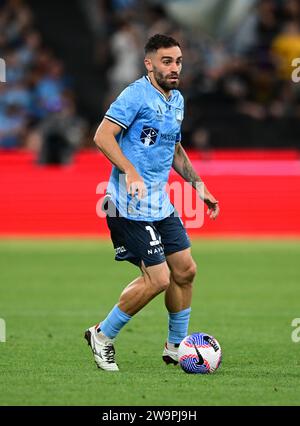 Sydney, Australia. 29 dicembre 2023. Anthony Richard Cáceres della squadra del Sydney FC è visto in azione durante la partita della stagione A-League 2023/24 del decimo round tra Sydney FC e Wellington Phoenix FC tenutasi all'Allianz Stadium. Punteggio finale Sydney FC 3:1 Wellington Phoenix FC. (Foto di Luis Veniegra/SOPA Images/Sipa USA) credito: SIPA USA/Alamy Live News Foto Stock