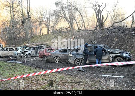 Leopoli, Ucraina - 29 dicembre 2023: Auto private distrutte nel sito di un attacco missilistico russo nella città di Leopoli. Foto Stock