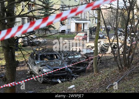 Leopoli, Ucraina - 29 dicembre 2023: Auto private distrutte nel sito di un attacco missilistico russo nella città di Leopoli. Foto Stock