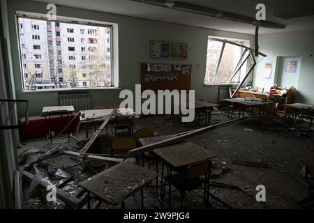 Leopoli, Ucraina - 29 dicembre 2023: Classe scolastica danneggiata dopo un attacco missilistico russo nella città di Leopoli Foto Stock