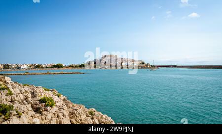 Vista della città vecchia di Peniscola sul lato della spiaggia sud dal Parco naturale della Sierra de Irta, Castellon, Spagna Foto Stock