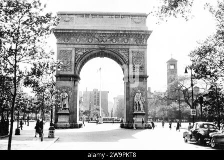 Washington Arch, Washington Square Park, Greenwich Village, New York City, New York, USA, Angelo Rizzuto, Anthony Angel Collection, ottobre 1953 Foto Stock