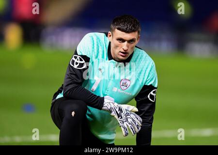 Il portiere Liam Roberts (1 Barnsley) si scalda durante la partita di Sky Bet League 1 tra Peterborough e Barnsley a London Road, Peterborough, venerdì 29 dicembre 2023. (Foto: Kevin Hodgson | mi News) crediti: MI News & Sport /Alamy Live News Foto Stock