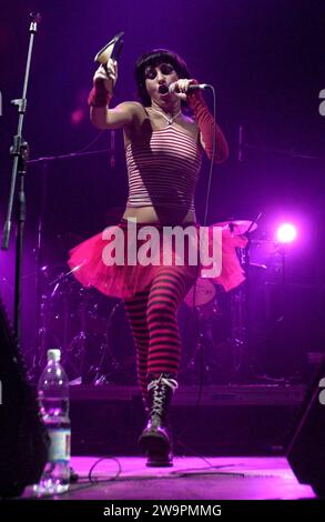 Milano italia 2003-05-09 : Micky Paiano cantante delle bambole di pezza, gruppo musicale femminile pop punk italiano, durante il concerto dal vivo al Pala Madza Foto Stock
