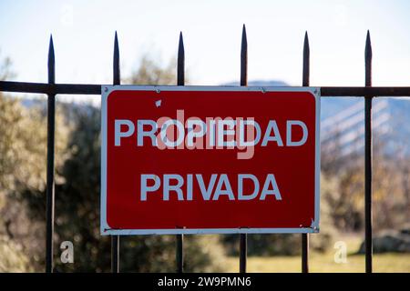 Traduzione: Proprietà privata. Cancello della barra di ferro su una recinzione in pietra a secco che dà accesso a un pascolo privato Foto Stock