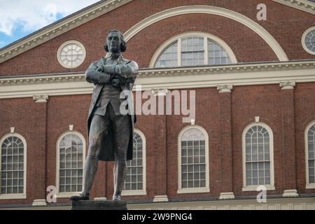 Boston, Massachusetts, US-30 giugno 2023: Statua di Samuel Adams di fronte alla storica architettura georgiana della Faneuil Hall e del Quincy Market. La statua lo era Foto Stock