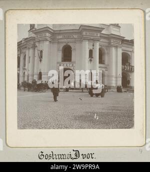 Vista di uno degli ingressi del grande magazzino del XVIII secolo Gostiny Dvor sulla prospettiva Nevski a Sint Petersburg, 1898 Fotografia Sint-PetersburgPaesi Bassi. supporto fotografico per la stampa di albumi Foto Stock