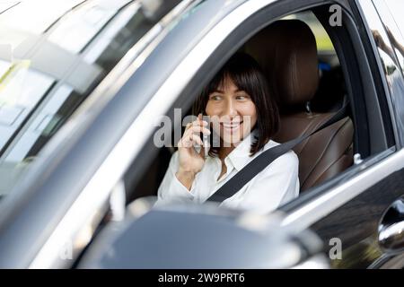 Ritratto di una donna d'affari in un'auto di lusso Foto Stock