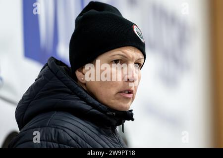 Stoccolma, Stoccolma, Svezia. 29 dicembre 2023. Erika Holst, allenatore di Frolundas, durante la partita in SDHL tra AIK e Frolunda HC su Ulriksdala IP il 29 dicembre a Stoccolma (Credit Image: © Johan Dali/ZUMA Press Wire) SOLO PER USO EDITORIALE! Non per USO commerciale! Crediti: ZUMA Press, Inc./Alamy Live News Foto Stock