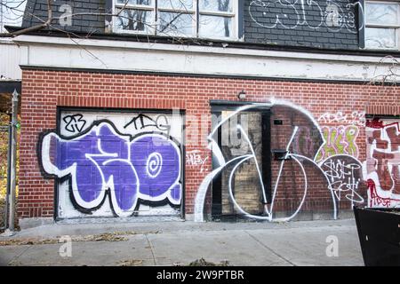 Graffiti sulla porta del garage nel centro di Montreal, Quebec, Canada Foto Stock