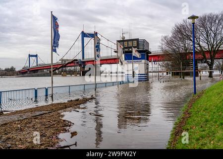 Acqua alta sul Reno vicino a Duisburg, casa della sagoma del fiume, sagoma del Reno, ponte Friedrich-Ebert, bagnato da acqua alta, NRW, Germania, Foto Stock