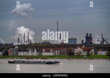 Nave da carico sul Reno vicino a Duisburg-Laar, ospita sulla strada diga, sfondo industriale delle acciaierie ThyssenKrupp Steel a Bruckhausen, alluvione, N Foto Stock