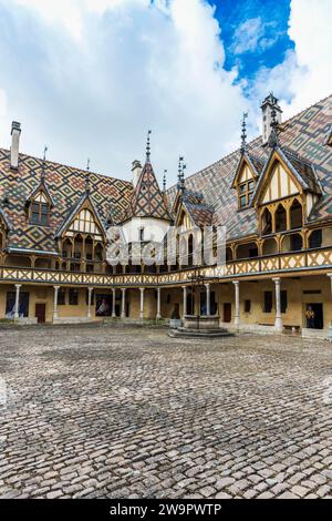 Cortile interno, Hotel-Dieu, ex ospedale fondato nel 1443, Beaune, dipartimento Cote-d'Or, Bourgogne-Franche-Comte, Borgogna, Francia Foto Stock