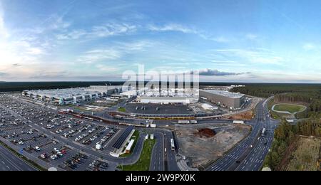 Vista aerea panoramica di Tesla Gigafactory, Gruenheide, 23 ottobre 2023 Foto Stock